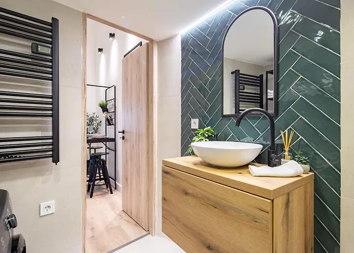 - Modern - Superb Style Apartment *